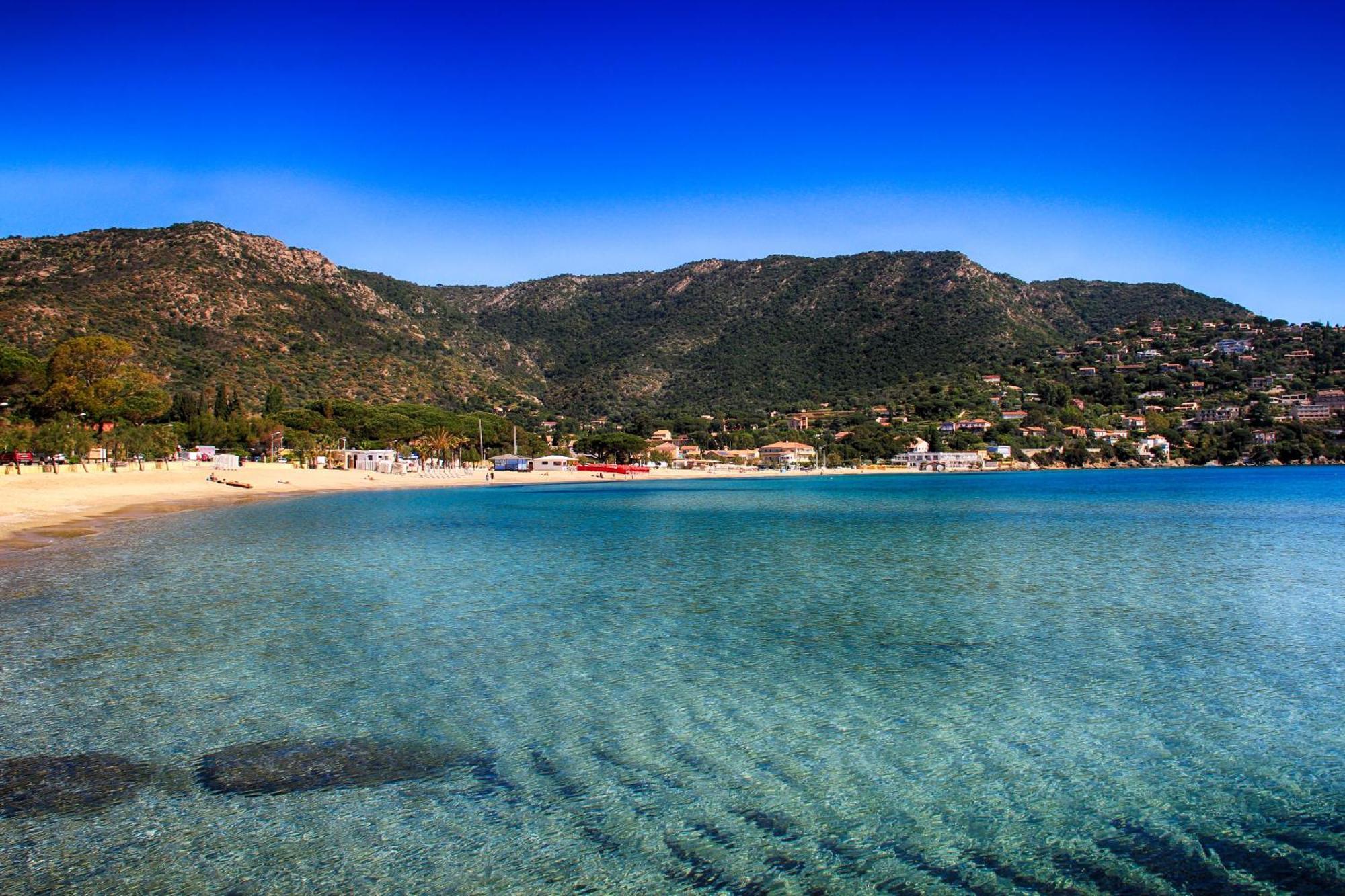 Le Rabelais Hotel Le Lavandou Bagian luar foto