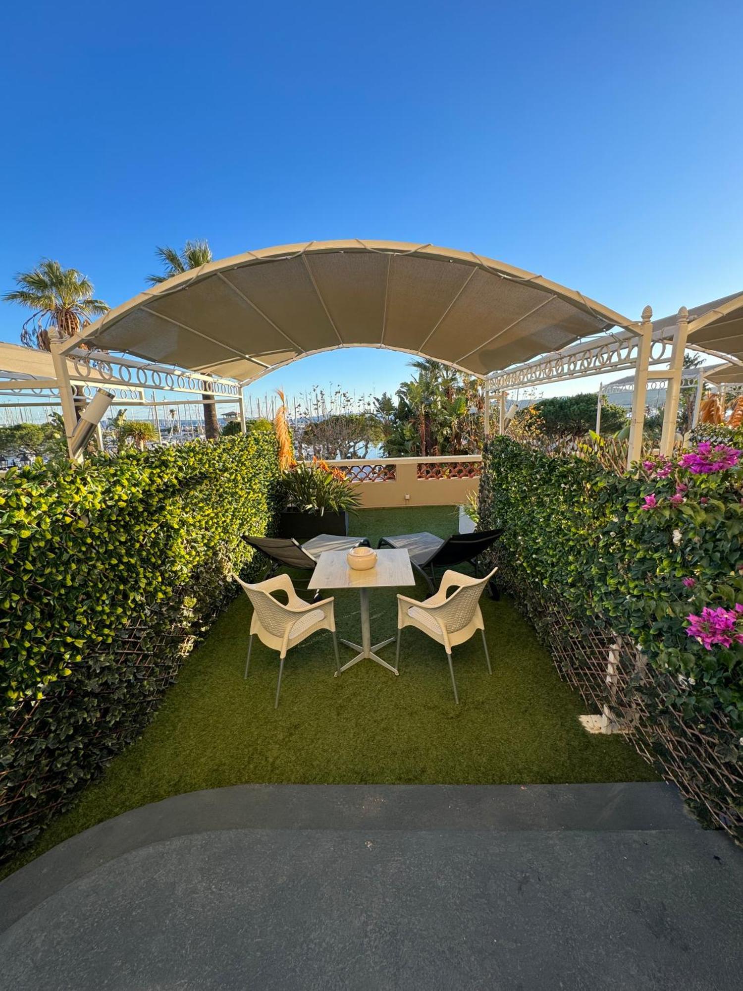 Le Rabelais Hotel Le Lavandou Bagian luar foto
