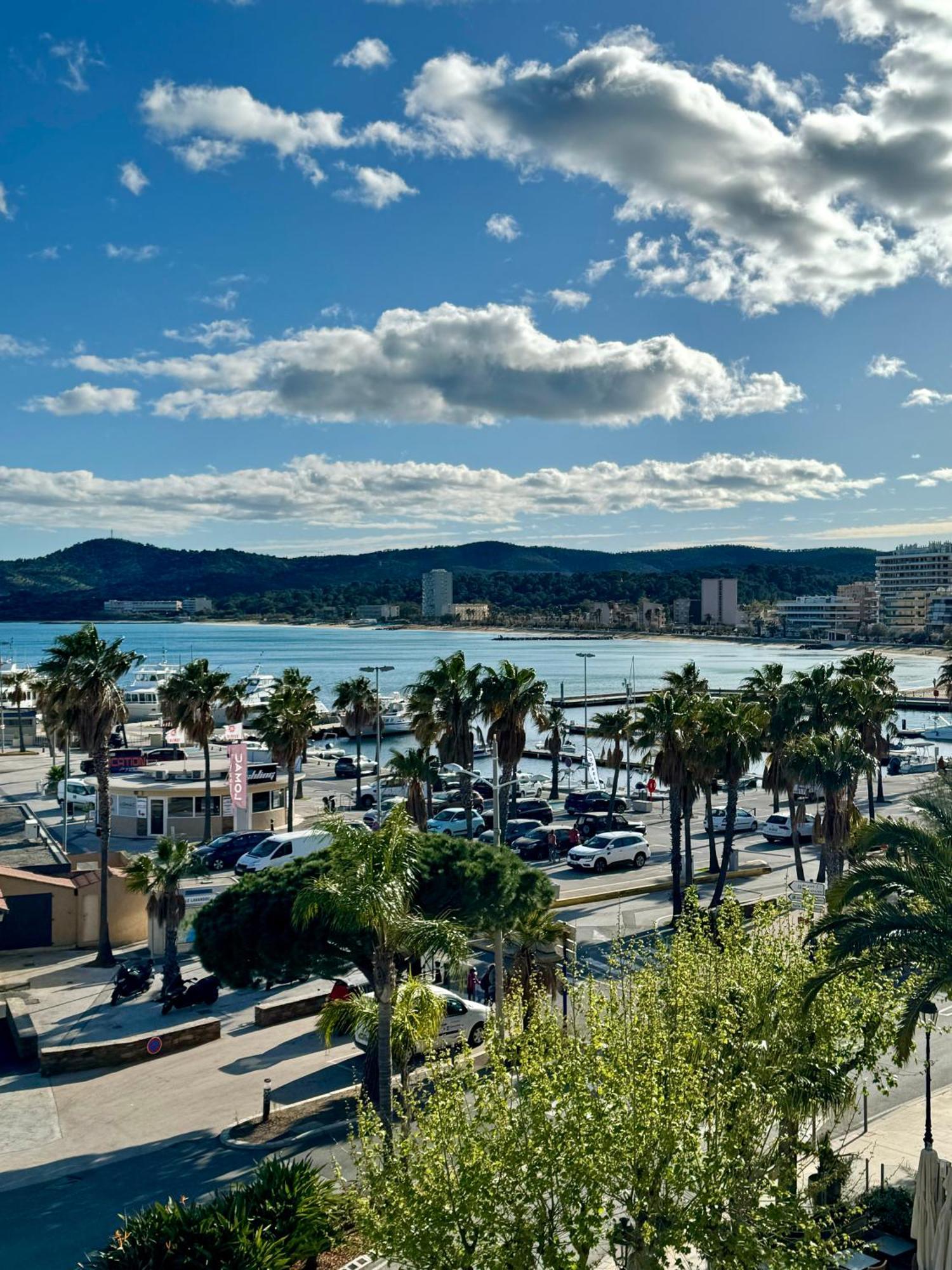 Le Rabelais Hotel Le Lavandou Bagian luar foto