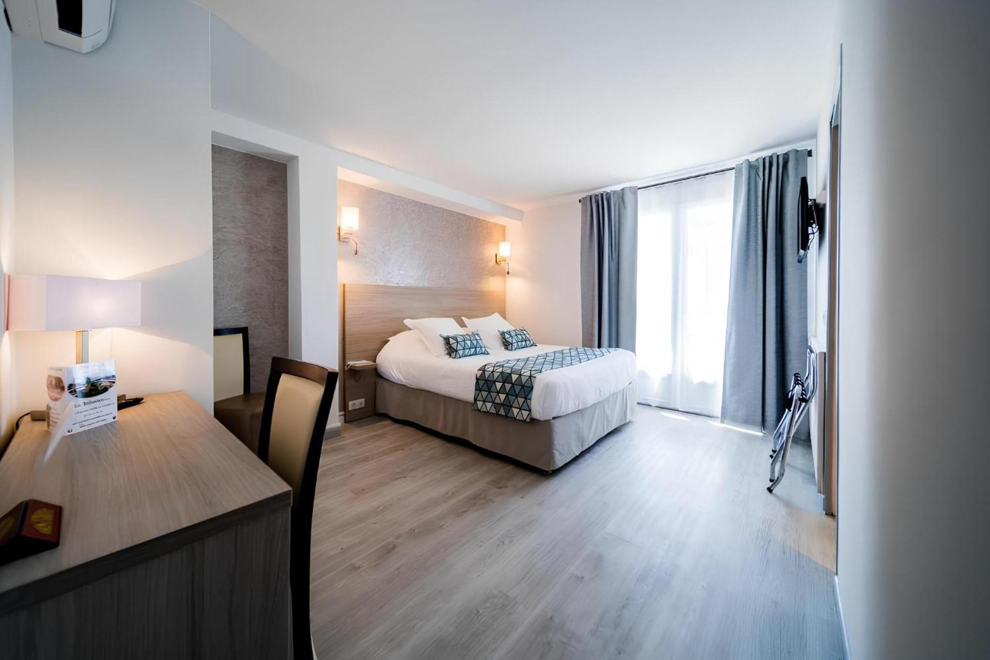 Le Rabelais Hotel Le Lavandou Bagian luar foto
