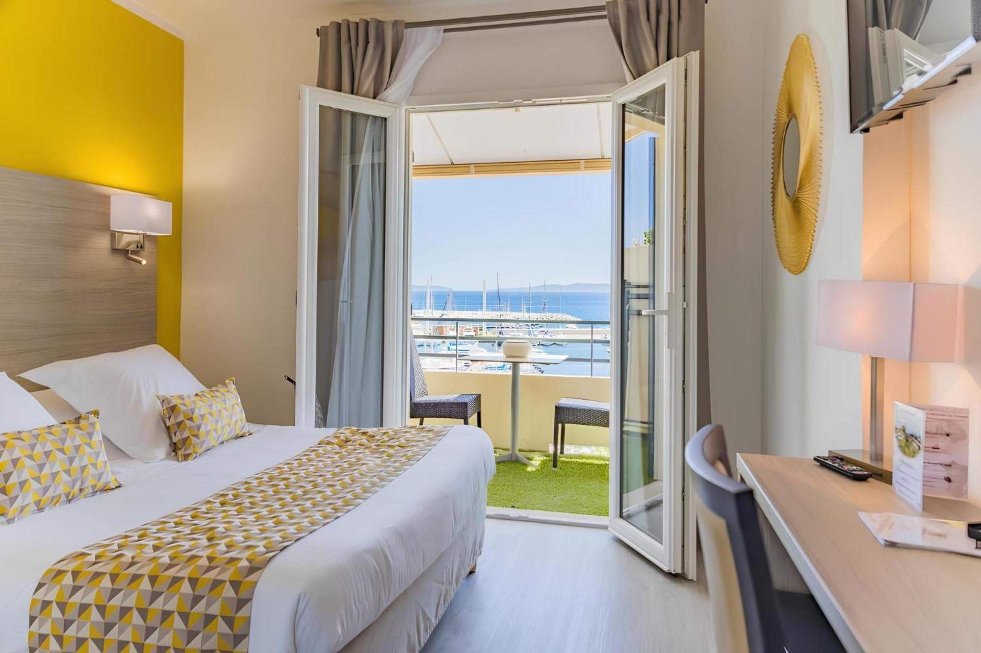 Le Rabelais Hotel Le Lavandou Bagian luar foto