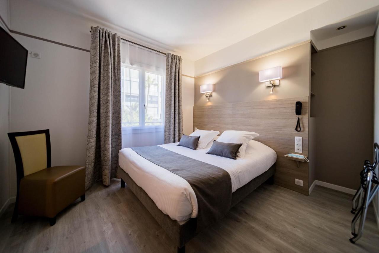 Le Rabelais Hotel Le Lavandou Bagian luar foto
