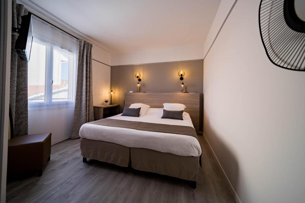 Le Rabelais Hotel Le Lavandou Bagian luar foto