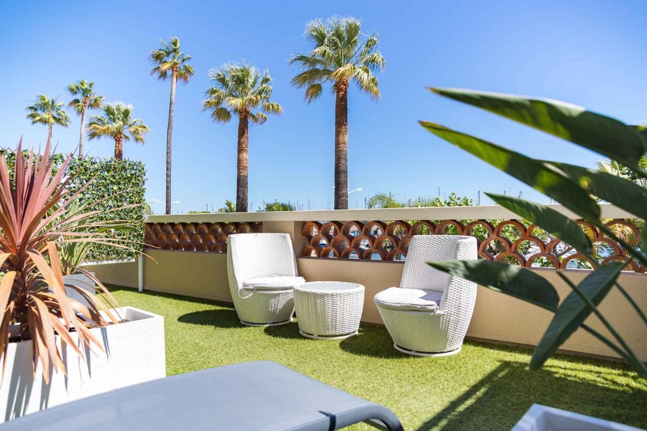 Le Rabelais Hotel Le Lavandou Bagian luar foto