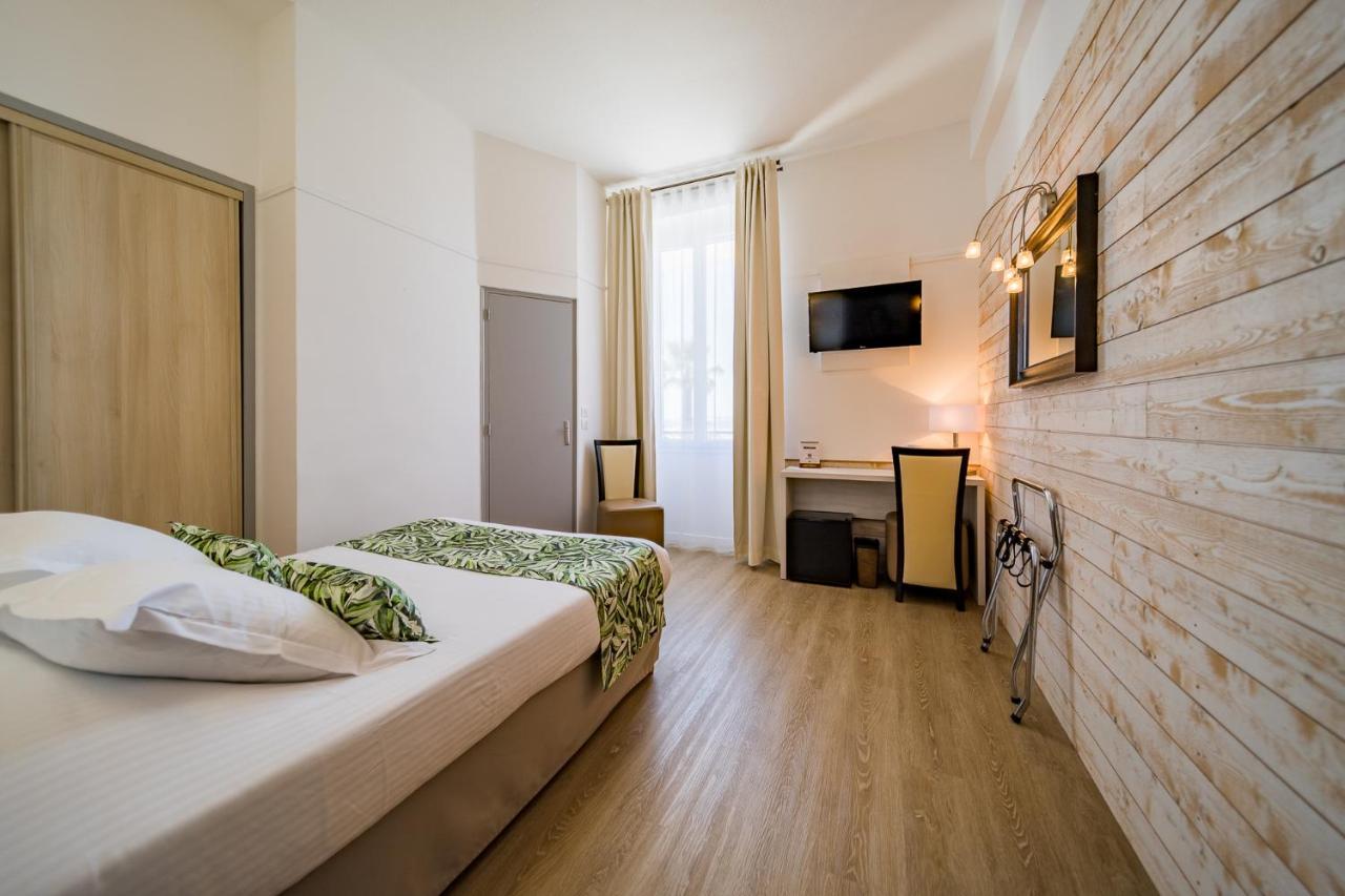 Le Rabelais Hotel Le Lavandou Bagian luar foto
