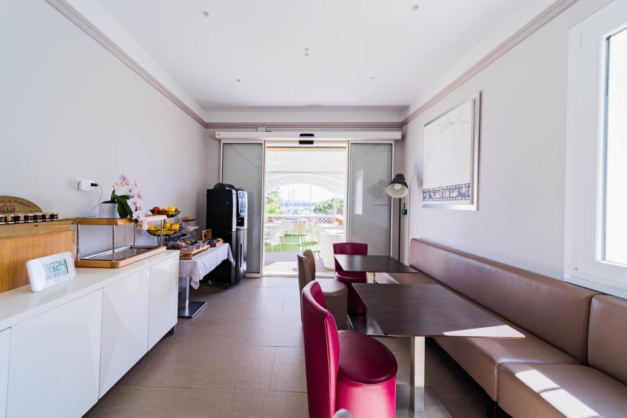 Le Rabelais Hotel Le Lavandou Bagian luar foto