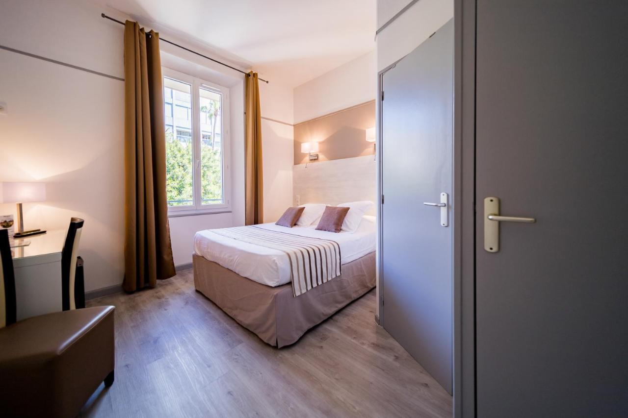 Le Rabelais Hotel Le Lavandou Bagian luar foto