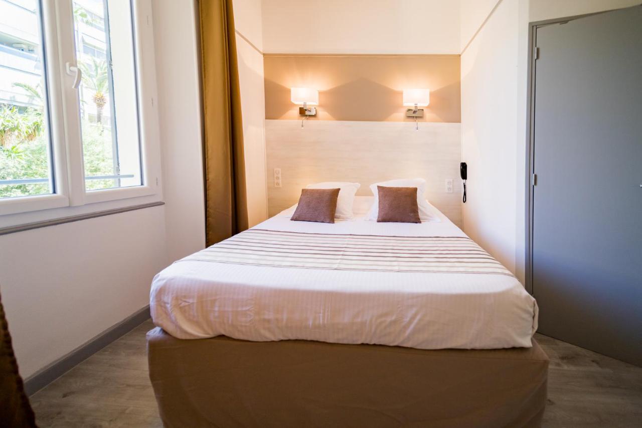 Le Rabelais Hotel Le Lavandou Bagian luar foto