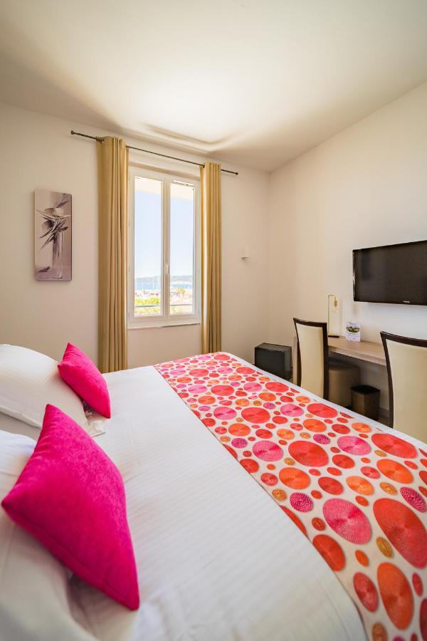 Le Rabelais Hotel Le Lavandou Bagian luar foto
