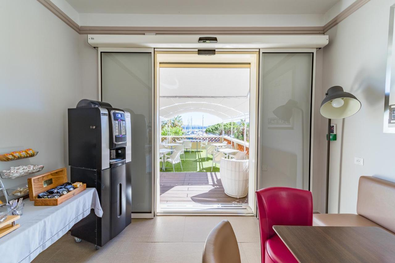 Le Rabelais Hotel Le Lavandou Bagian luar foto