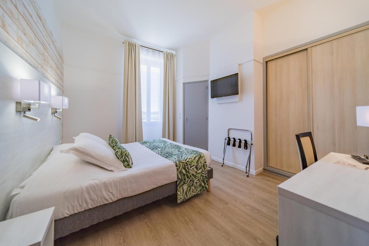 Le Rabelais Hotel Le Lavandou Bagian luar foto