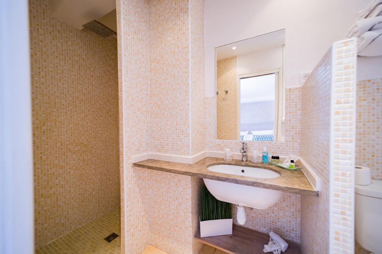 Le Rabelais Hotel Le Lavandou Bagian luar foto